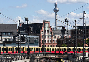 Modernisierte Baureihe 481 auf der Stadtbahn, im Hintergrund der Alex