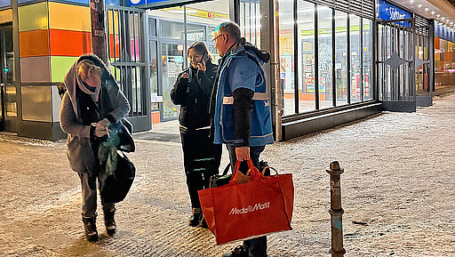Andreas Splawski und Anna-Lena Czech holen Yvonne vom U-Bahnhof Südstern ab.