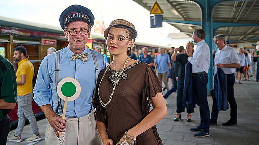Glamouröse Auftritte garantiert. Viele „Zeitreisende“ ließen es sich nicht nehmen, im 20er-Jahre-Outfit in den Jubiläumszug einzusteigen.