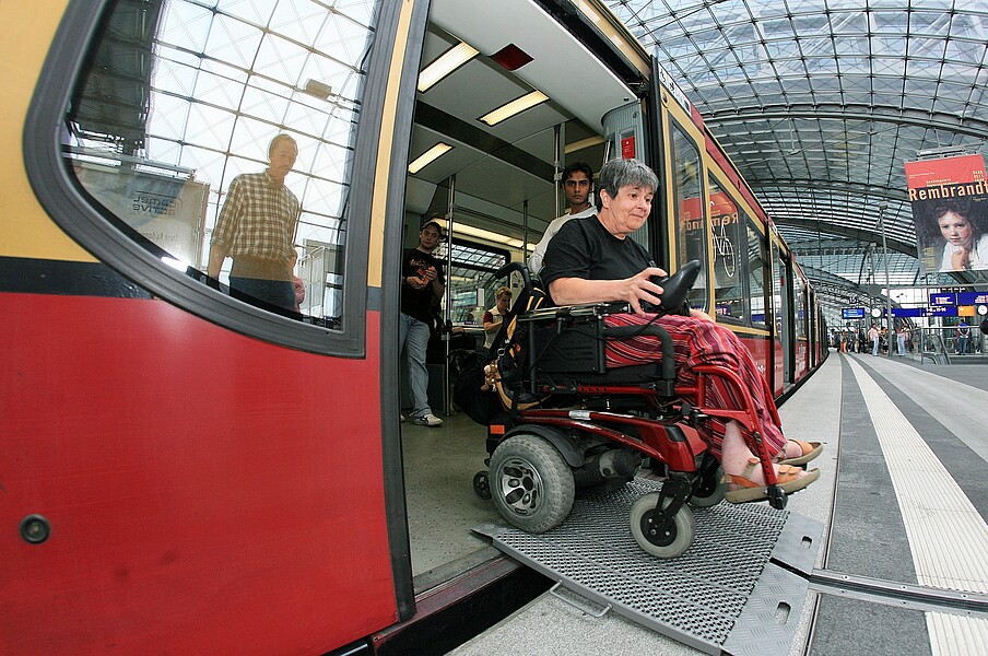 Rollstuhlfahrerin Rollstuhlfahrerin auf einer Ausfahrhilfe/Rampe beim Aussteigen aus der S-Bahn