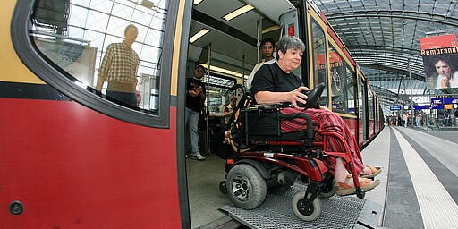 Rollstuhlfahrerin Rollstuhlfahrerin auf einer Ausfahrhilfe/Rampe beim Aussteigen aus der S-Bahn