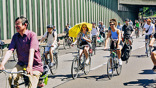Hunderte Radfahrer:innen nehmen an der ADFC-Sternfahrt teil und fordern bessere Bedingungen für den Radverkehr in Berlin.