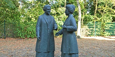 Eine Bronzeskulptur von Gerhard Thieme, die Clara Zetkin im Gespräch mit Rosa Luxemburg zeigt