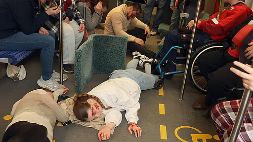 Die Kompars:innen wurden geschminkt und spielen bei der Notfallübung ihre Rolle.