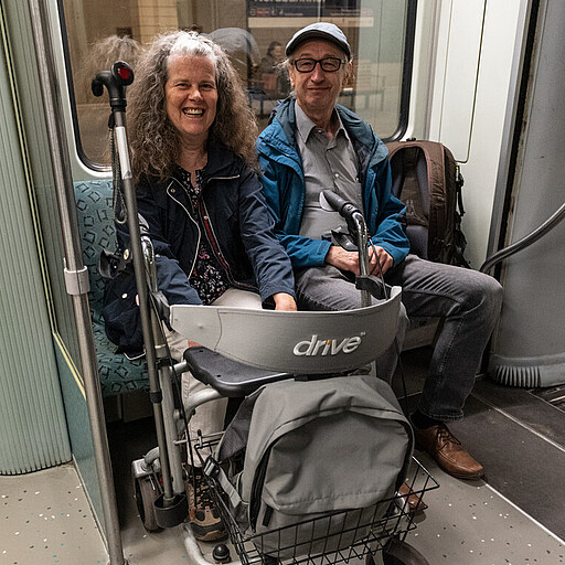Gemeinsam zum Mobilitätstraining Ehepaar Probst haben ihren Sitzplatz sicher erreicht.