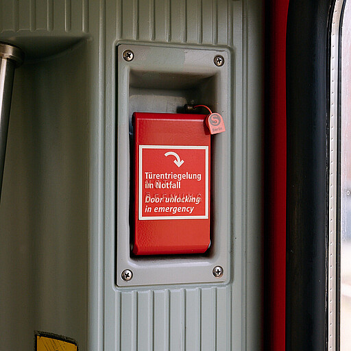 Nur in Notsituationen nutzen und die Tür nach dem Entriegeln per Hand öffnen.