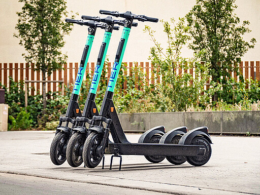 E-Scooter So ordentlich wie hier werden die E-Scooter nur selten abgestellt – ein zunehmendes Problem an Bahnhöfen.