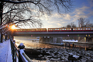 Winterlicher Sonnenaufgang an der Spree mit einer S-Bahn der Baureihe ET 481 auf der Stadtbahn, Archivnummer: DB18181