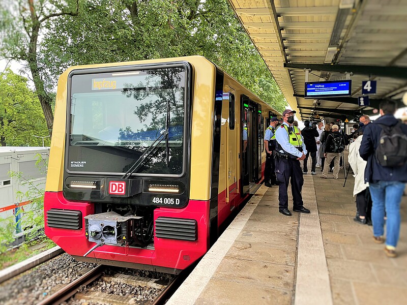 The first vaccination train For the first time, people could get vaccinated directly inside the train.