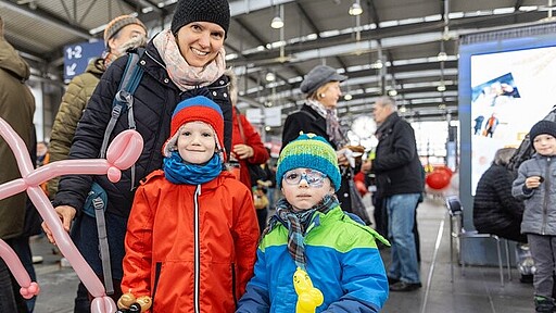 Ostkreuz Bahnhofsfest Luftballons für die Kinder