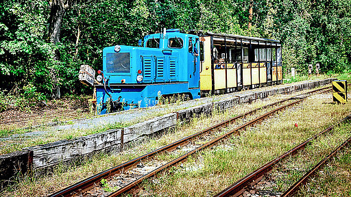 Zug im Betriebswerk am Bahnsteig Gleis 1 - der neue Bahnsteig soll breiter und barrierefrei werden.