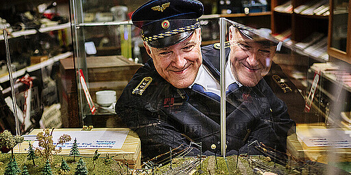 Uwe Klötzer zeigt das Modell der Buckower Kleinbahn, die auch in echt noch Menschen befördert - dank Menschen wie ihm.