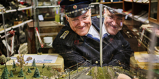 Uwe Klötzer zeigt das Modell der Buckower Kleinbahn, die auch in echt noch Menschen befördert - dank Menschen wie ihm.