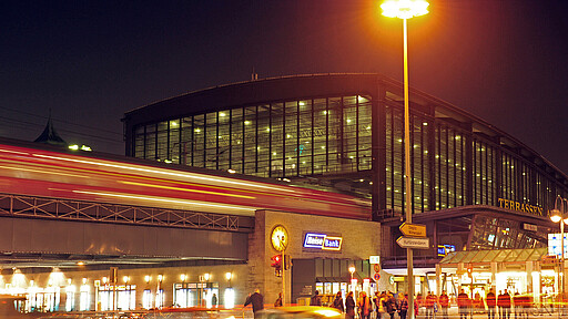 Außenansicht Bahnhof Berlin Zoologischer Garten bei Nacht