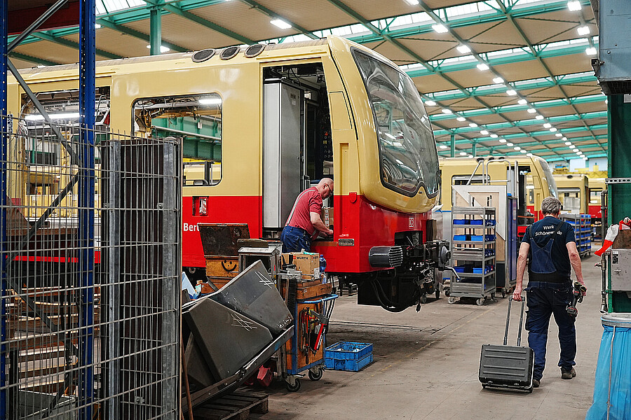 Werk Schöneweide Schwere Instandhaltung: Arbeiten an einer Baureihe 481