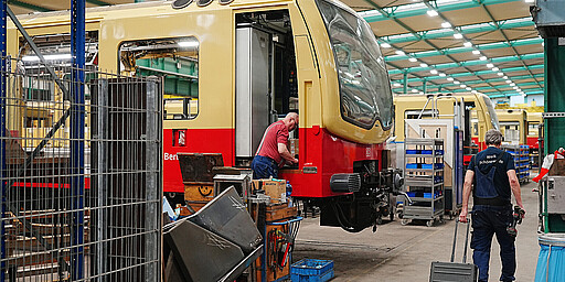 Werk Schöneweide Schwere Instandhaltung: Arbeiten an einer Baureihe 481