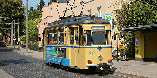 Station 7: Woltersdorfer Straßenbahn  Die restaurierten und modernisierten Waggons fahren zwischen Woltersdorfer Schleuse und S-Bahnhof Rahnsdorf.