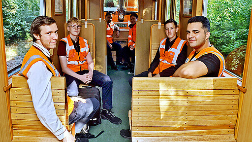 Die sechs Azubis Mahmood Rashid, Kolya Munck, Hagen Schneider, Kevin Bremer, Dzenan Kolasinac und Dennis Redler nach ihrem ersten Praxistag als Fahrpersonal bei der Parkeisenbahn Wuhlheide