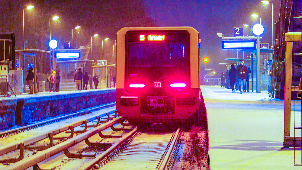 Nachts im Winter Baureihe 483/484 am Gleis in Biesdorf