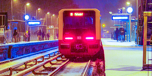 Nachts im Winter Baureihe 483/484 am Gleis in Biesdorf