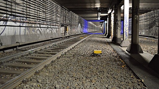 Blaues Licht signalisiert den Notausgang