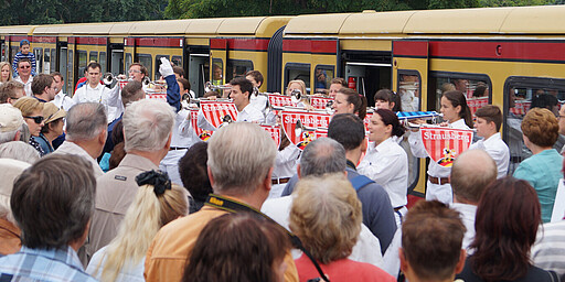 Anlässlich des baldigen 20-Min-Takts und des 775-jährigen Jubiläums der Stadt Strausberg erhielt am 27. Juni ein rot-gelber S-Bahn-Zug den Namen des Ortes im Landkreis Märkisch-Oderland.