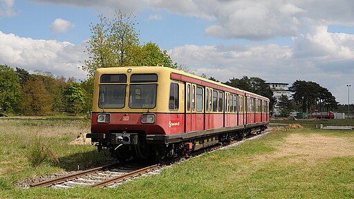 Letzter Halt: Wurzelfestival Ein ausrangierter Viertelzug der Baureihe 485 dient jetzt als Techno-S-Bahn.