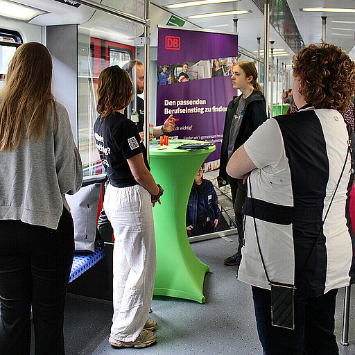 So kommen Karrieren ins Rollen. Während der Fahrt kamen potenzielle zukünftige Kolleg:innen ins Gespräch mit Mitarbeitenden der S-Bahn Berlin und erhielten einzigartige, alltagsnahe Einblicke in deren Arbeitswelt.