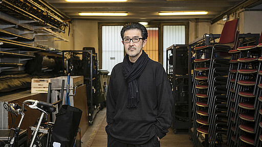 Akira Takayama ist ein japanischer Theatermacher und Regisseur. 2002 gründete er in Tokio das interdisziplinäre Theaterkollektiv Port B, mit dem er bis heute international anerkannte Projekte entwickelt.