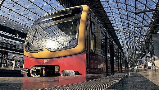 Bahnhof Spandau S-Bahn der Baureihe 481 am Gleis