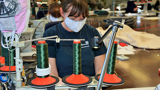 Beate Machill näht Sitzbezüge für S-Bahnzüge. Beate Machill näht Sitzbezüge für S-Bahnzüge.