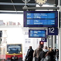 Die Zugzielanzeiger auf den Bahnhöfen geben Ihnen Auskunft über die Ankunft der nächsten Züge.
