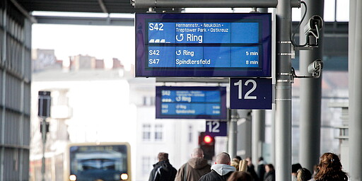 Zugzielanzeiger auf Bahnhöfen Die Zugzielanzeiger auf den Bahnhöfen geben Ihnen Auskunft über die Ankunft der nächsten Züge.