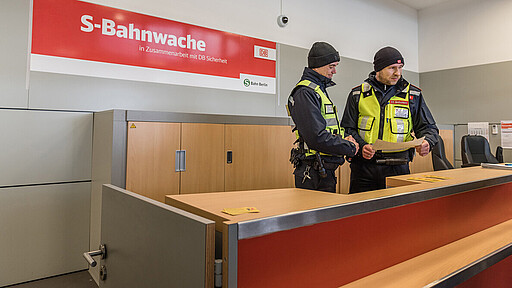 Mitarbeiter der S-Bahnwachen Mitarbeiter der S-Bahnwachen auf Kreuzungsbahnhöfen leisten Präventionsarbeit und greifen bei Sicherheitsstörungen ein.