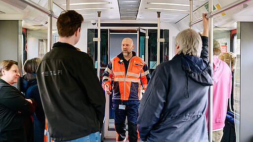 Beim Workshop lernten die Teilnehmer:innen, wie sie im Notfall in einer S-Bahn Hilfe holen und wie Notbremse, Notentriegelung und Co. funktionieren.