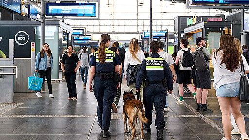 Vivien und Alina patrouillieren mit Dienstschutzhund durch den Bahnhof Ostkreuz.