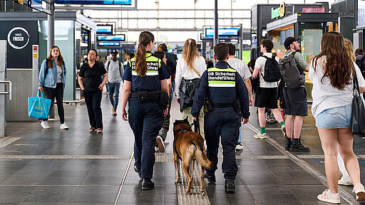 Im Team für mehr Sicherheit unterwegs Vivien und Alina patrouillieren mit Dienstschutzhund durch den Bahnhof Ostkreuz.