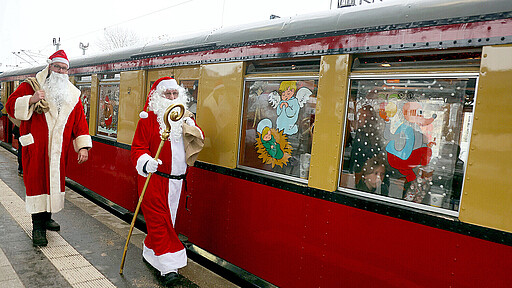 Gleich zwei Weihnachtsmänner sind am 2. Dezember im Einsatz um mit einem lauten „Ho Ho Ho“ durch den Zug zu ziehen und Weihnachtsgeschenke an die kleinen Fahrgäste zu verteilen.