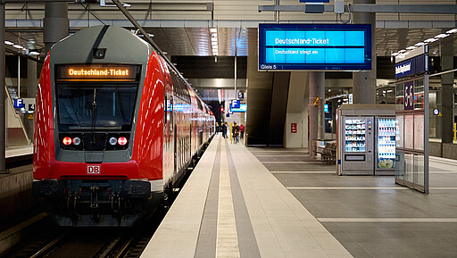 Eine Lok von DB Regio Nordost dient als Kulisse für den Pressetermin am Berliner Hauptbahnhof