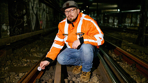 Martin Schurig checkt die Temperatur der Schienen, bevor sie verschweißt werden.