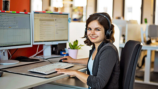 Annalena Kayser gibt beim Kundendialog der S-Bahn Berlin Antworten, wenn Kund:innen Fragen haben. Annalena Kayser gibt beim Kundendialog der S-Bahn Berlin Antworten, wenn Kund:innen Fragen haben.