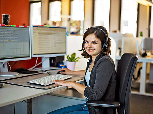 Annalena Kayser gibt beim Kundendialog der S-Bahn Berlin Antworten, wenn Kund:innen Fragen haben.