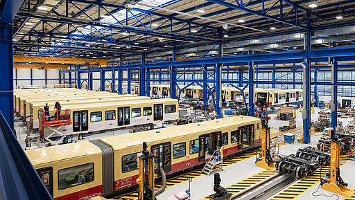 Beeindruckende Aussichten Eine Halle voller neuer S-Bahnen, manche fast fertig, manche brauchen noch ein paar Arbeitsschritte, aber alle werden noch dieses Jahr Fahrgäste durch Berlin bringen.