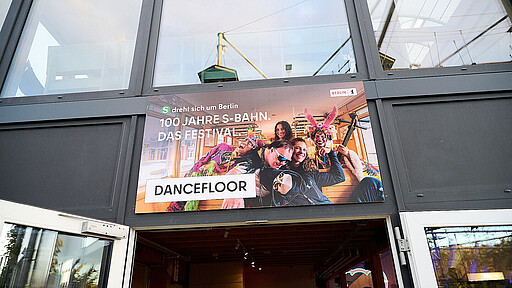 Ein Festival für die S-Bahn Eingang zur Party in BeachMitte