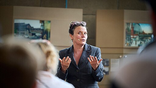 Glückliche, traurige und aufregende Momente Geschichten aus dem geteilten Berlin trug die Schauspielerin Sabine Weißhaar vor.