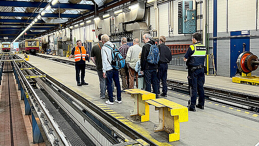 Reger Betrieb Rund 200 Besucher:innen hatten zum Jubiläum die Gelegenheit, das Werk in kleinen Gruppen von innen zu besichtigen.