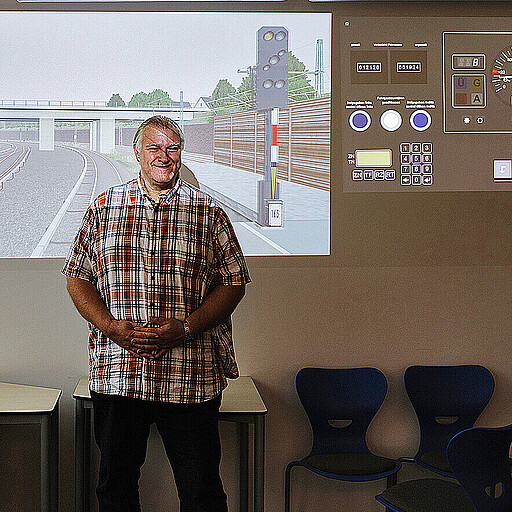 S-Bahner und ihre Hobbys Die beruflichen Seite: Seit 2009 ist Uwe Klötzer auch als Trainer und Prüfer im Fortbildungszentrum der S-Bahn Berlin in Schöneweide tätig.