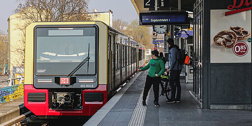 483 series long-term testing Already on track to be an eyecatcher - the new S-Bahn for Berlin.