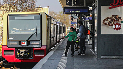 Dauertest BR 483 Schon jetzt ein Hingucker auf dem Bahnsteig - die neue S-Bahn für Berlin.