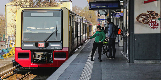 Dauertest BR 483 Schon jetzt ein Hingucker auf dem Bahnsteig - die neue S-Bahn für Berlin.